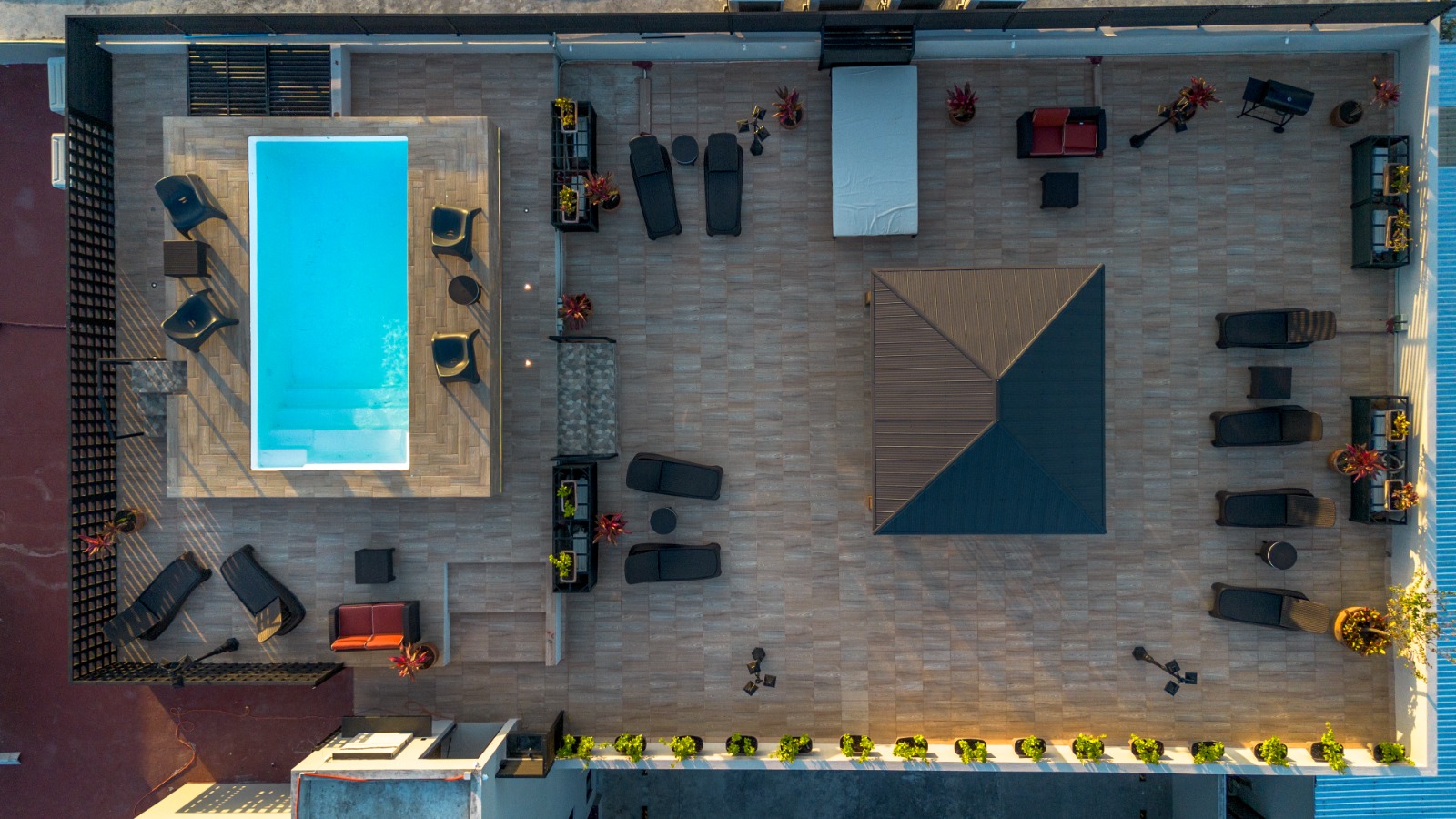 Pool & Rooftop 5