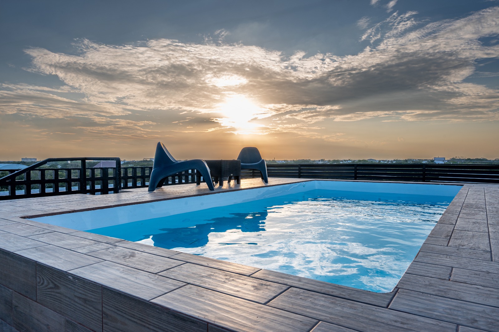 Pool & Rooftop 7